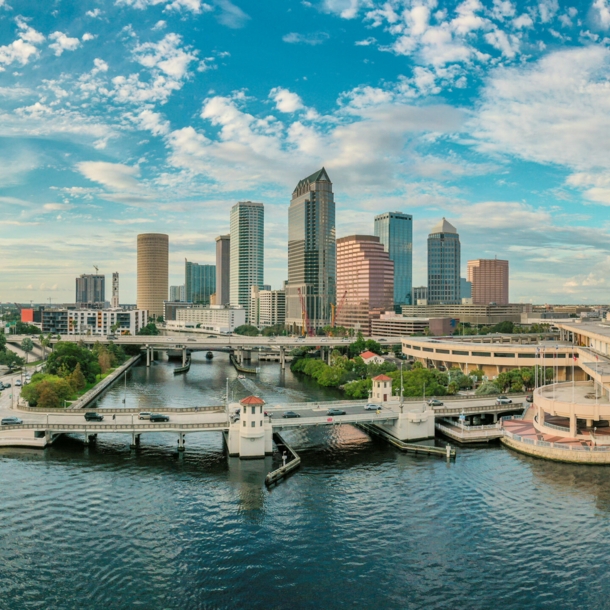 Stadtpanorama von Tampa mit Wolkenkratzern hinter einer Flusskreuzung.