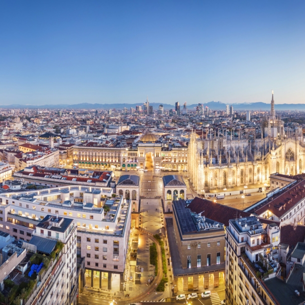 Stadtpanorama von Mailand mit angeleuchtetem Dom aus der Luftperspektive.