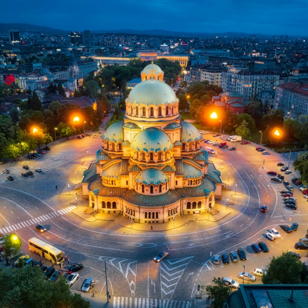 Stadtzentrum von Sofia mit beleuchteter orthodoxer Kathedrale bei Nacht.