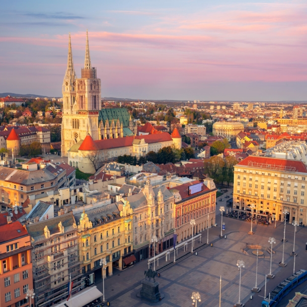 Stadtpanorama von Zagreb mit Kathedrale bei Abenddämmerung.