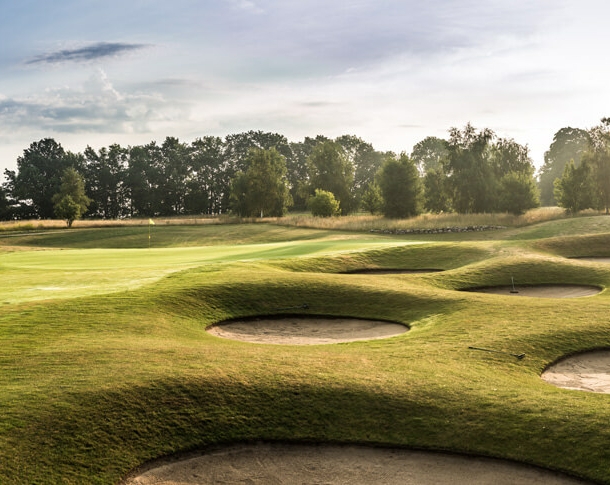 Golfplatz mit vielen Topfbunkern