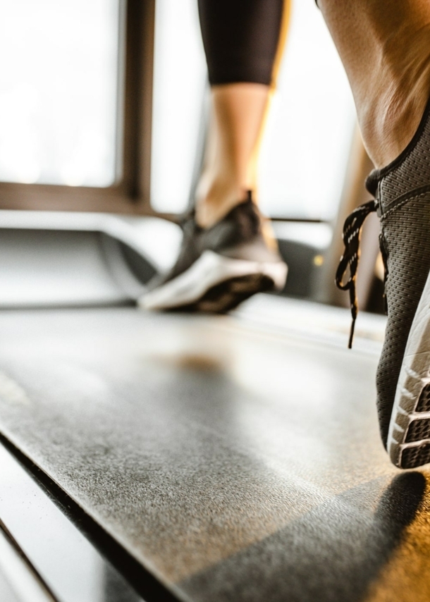 Nahaufnahme von Füßen auf einem Laufband