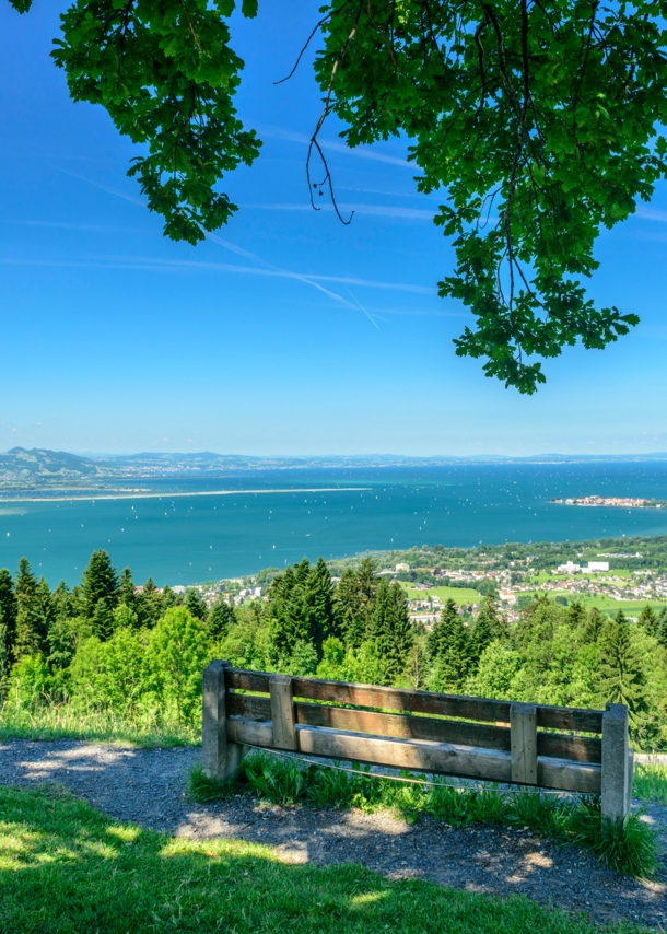 Holzbank mit Blick auf den Bodensee