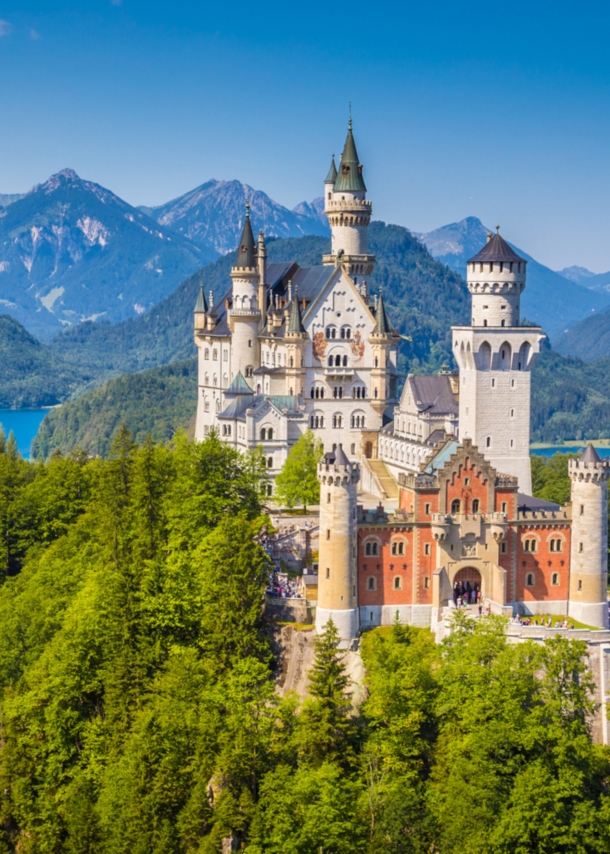 Schloss Neuschwanstein vor beeindruckender Alpenkulisse