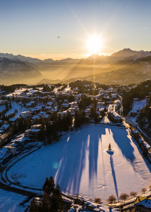 Blick auf Crans Montana im Sonnenuntergang.