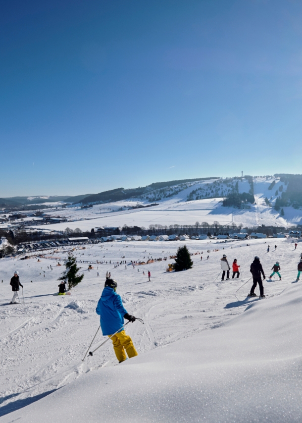 Eine verschneite Piste im Sauerland