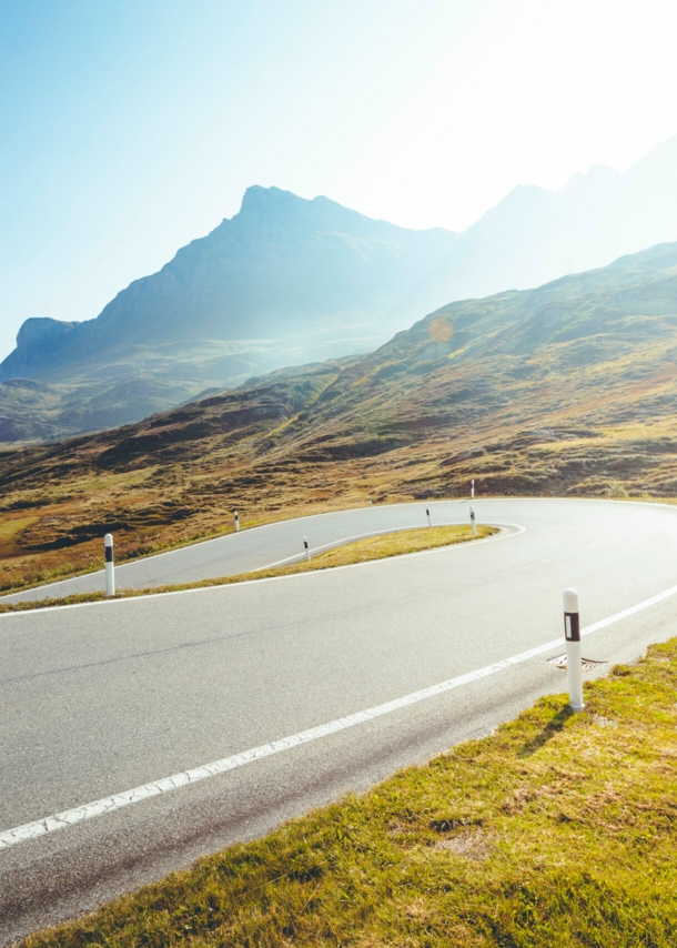 Eine Straße führt durch die Alpen.