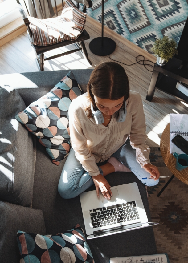 Frau arbeitet im Homeoffice