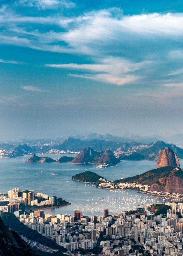 Stadtpanorama von Rio de Janeiro mit Christusstaue und vorgelagerten Inseln im Meer