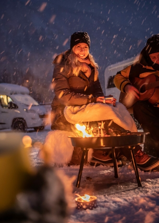 Fröhliche Stimmung auf einem Campingplatz im Winter