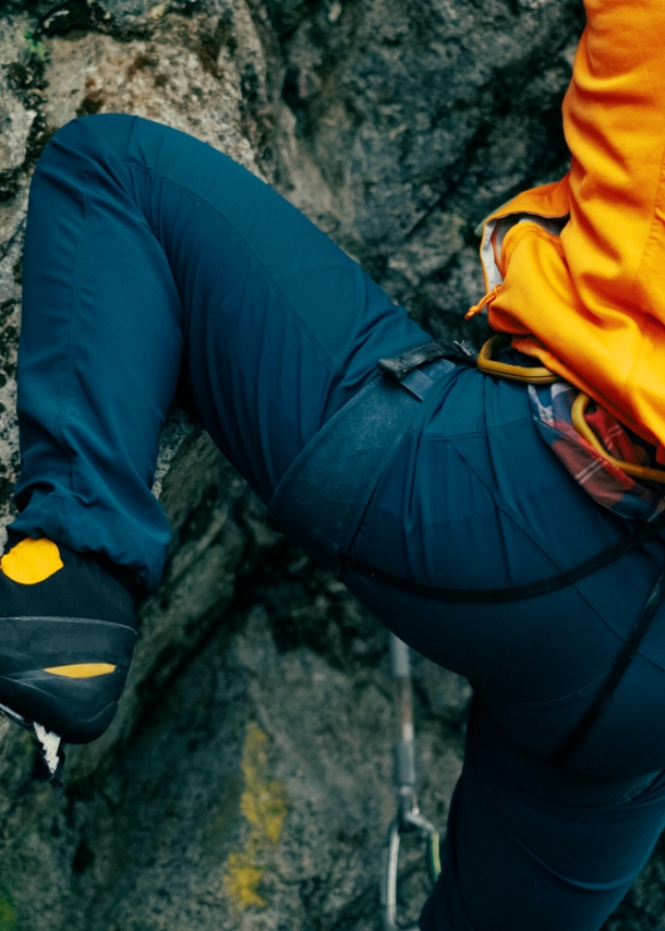 Closeup einer kletternden Person am Felsen.