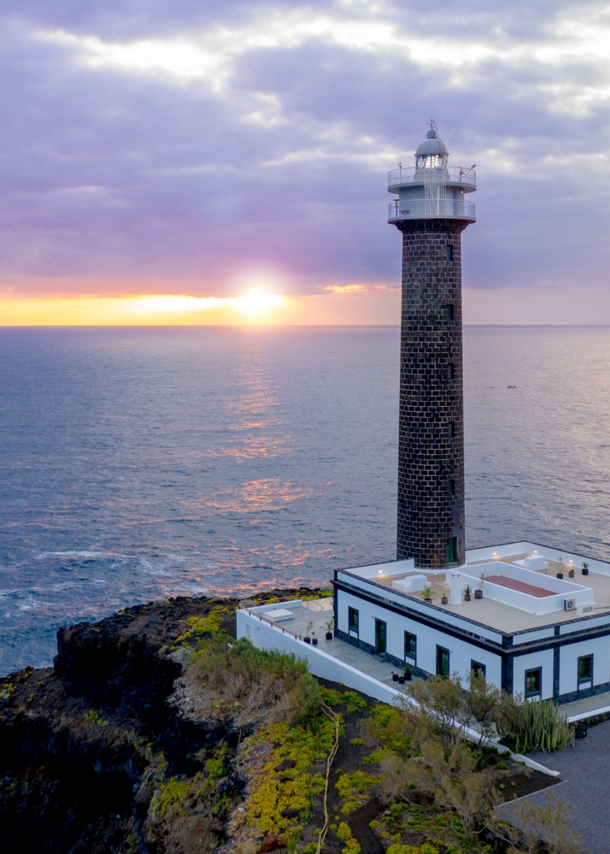 Ein schmaler und eleganter Leuchtturm aus Backsteinen direkt an der Felsküste von La Palma