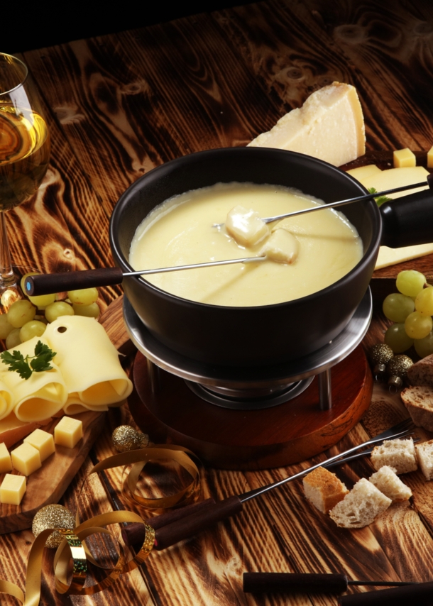 Käsefondue mit Brot und Getränken