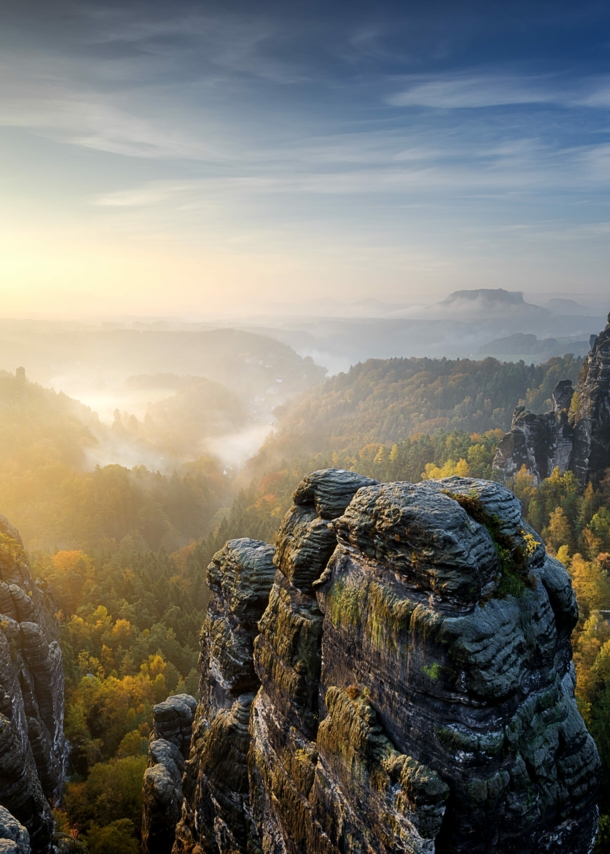 Das Elbsandsteingebirge im Sonnenaufgang.