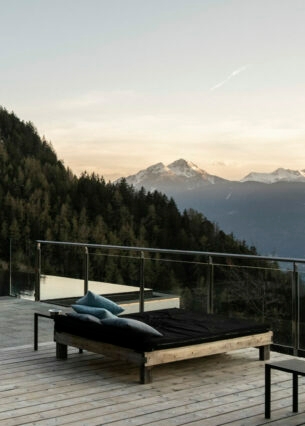 Außenbereich eines Hotels mit Liegen, Blick auf die Berge