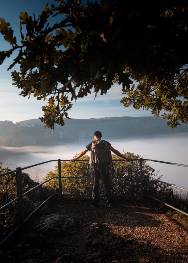 Ein Wanderer schaut auf das Donautal