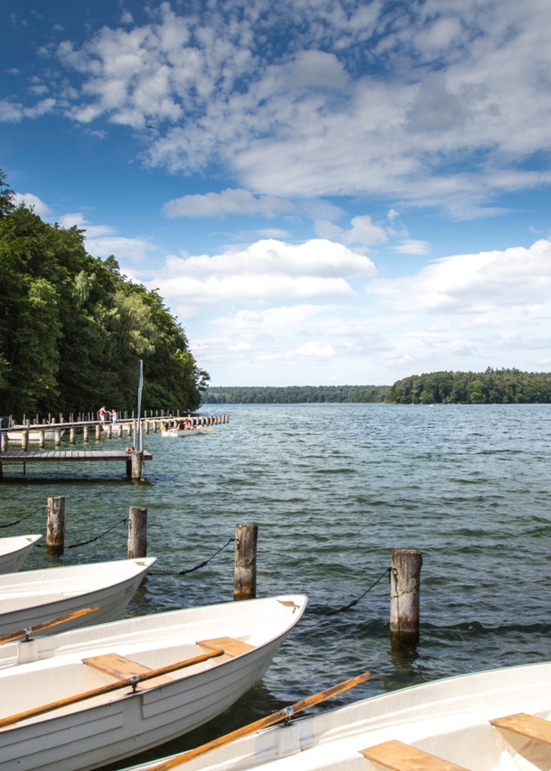 Ein See mit Booten.