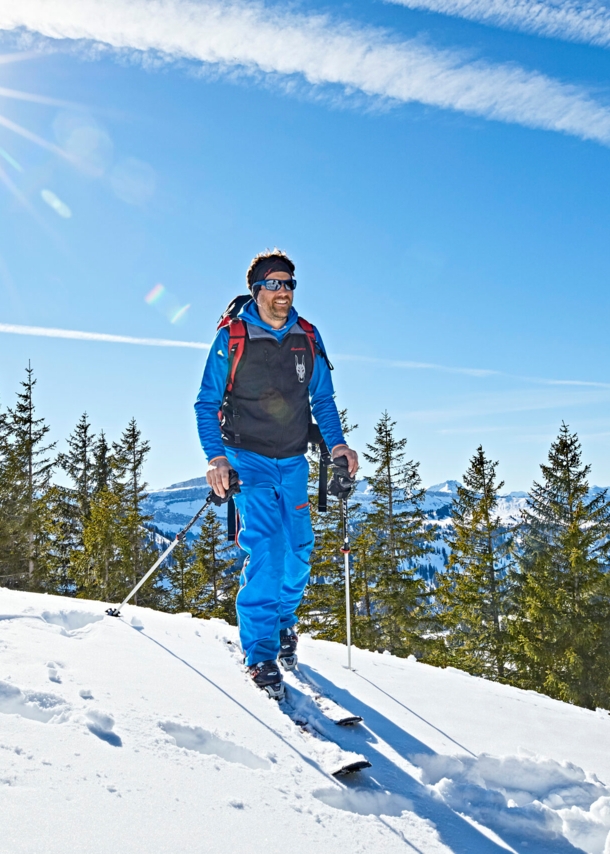 Ein Skitourengeher im sonnigen Allgäu