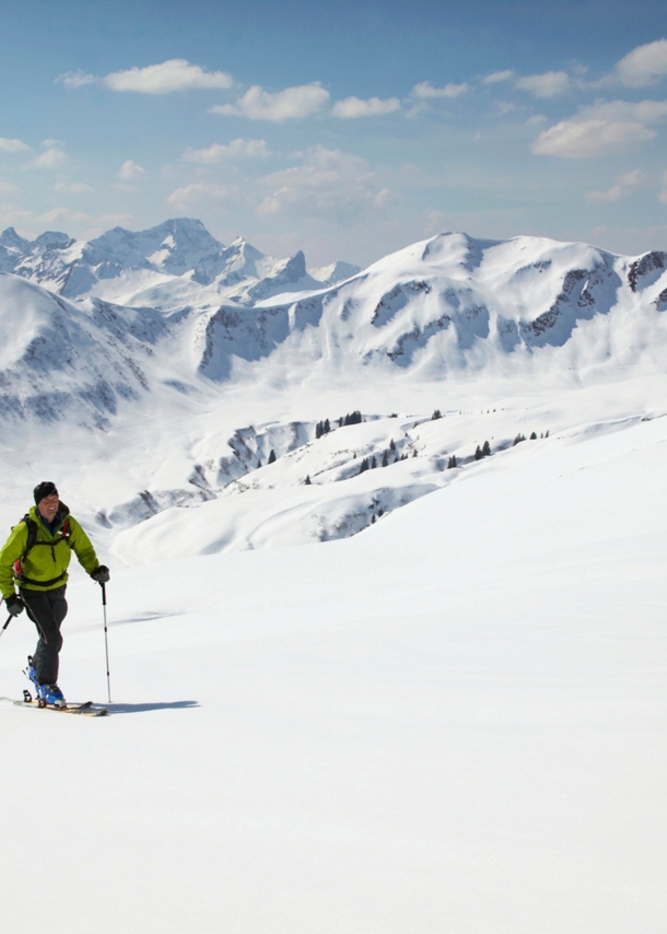 Ein Mann auf Ski in schneebedeckter Berglandschaft