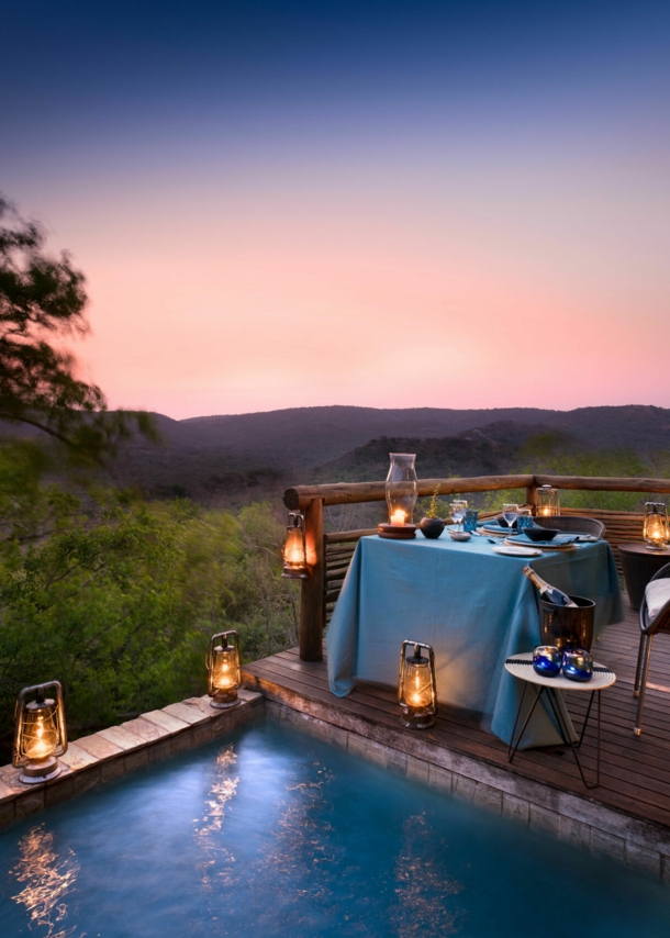 Privater Dinner-Bereich auf offener Terrasse mit Blick in die afrikanische Landschaft.