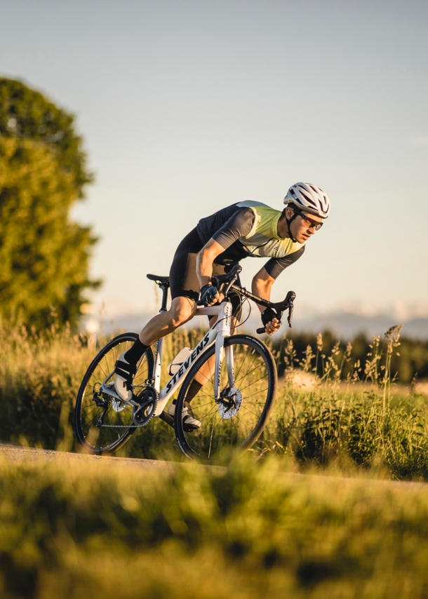 Ein Radfahrer auf einem Rennrad