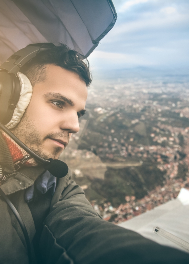 Ein junger Mann in einem Flugzeug