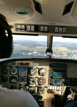 Cockpit eines Kleinflugzeugs der Mitflugzentrale