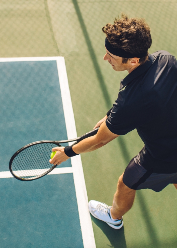 Ein Tennisspieler beim Aufschlag