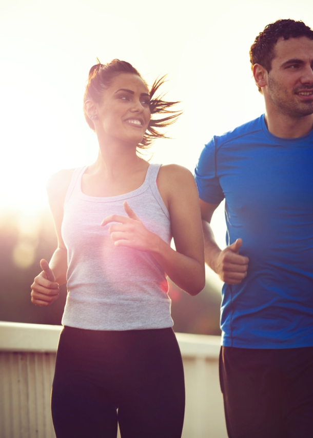 Ein sportliches Paar joggt draußen