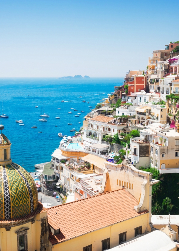 Blick über eine italienische Stadt am Hang