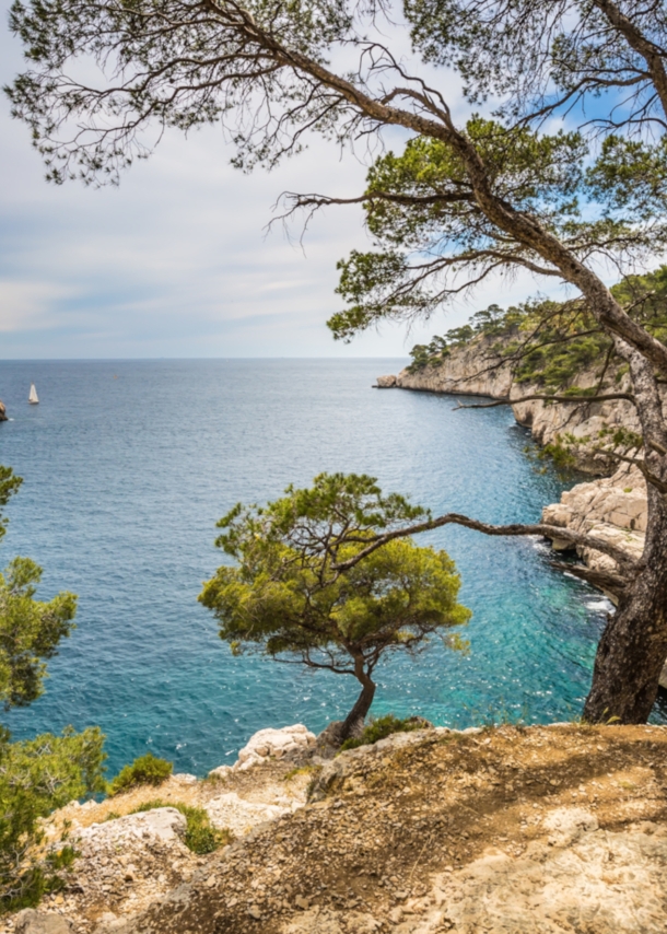 Malerischer Blick von einer felsigen Erhöhung aufs Meer