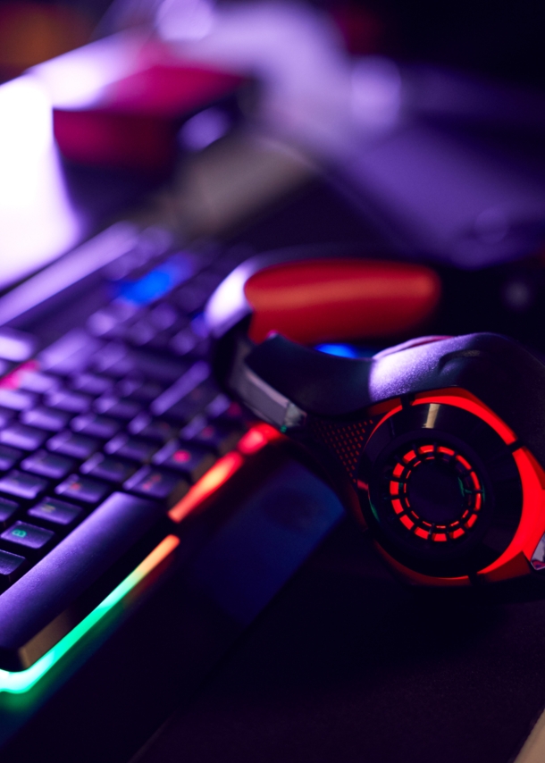 Stillleben des Computer-Gaming mit Headset auf der Tastatur liegen