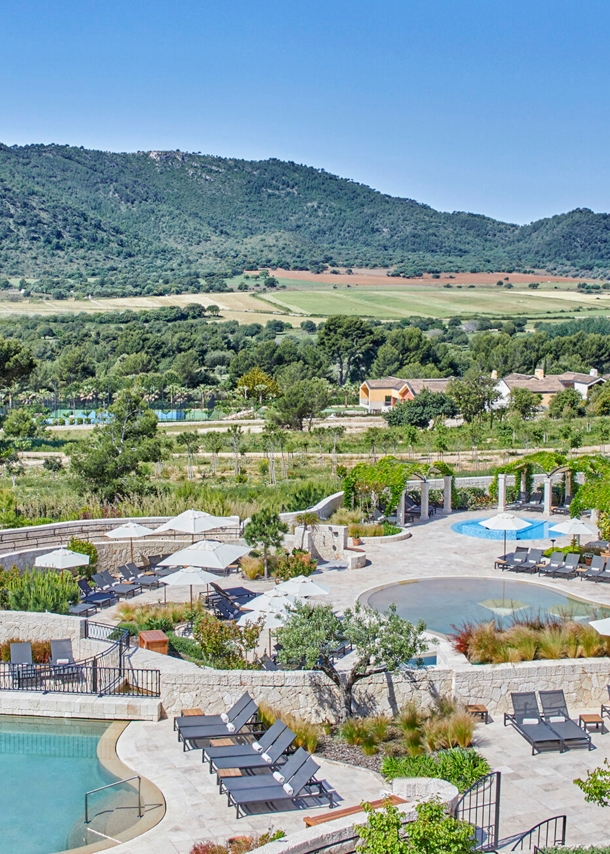 Mehrere Pools des Hotels Cap Vermell Grand Hotel.