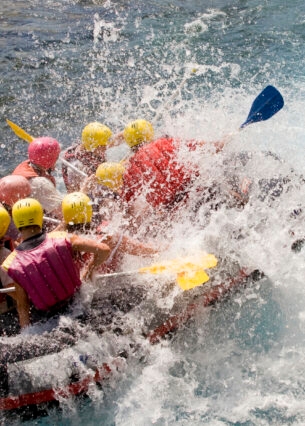 Eine Gruppe beim Rafting in einem Fluss