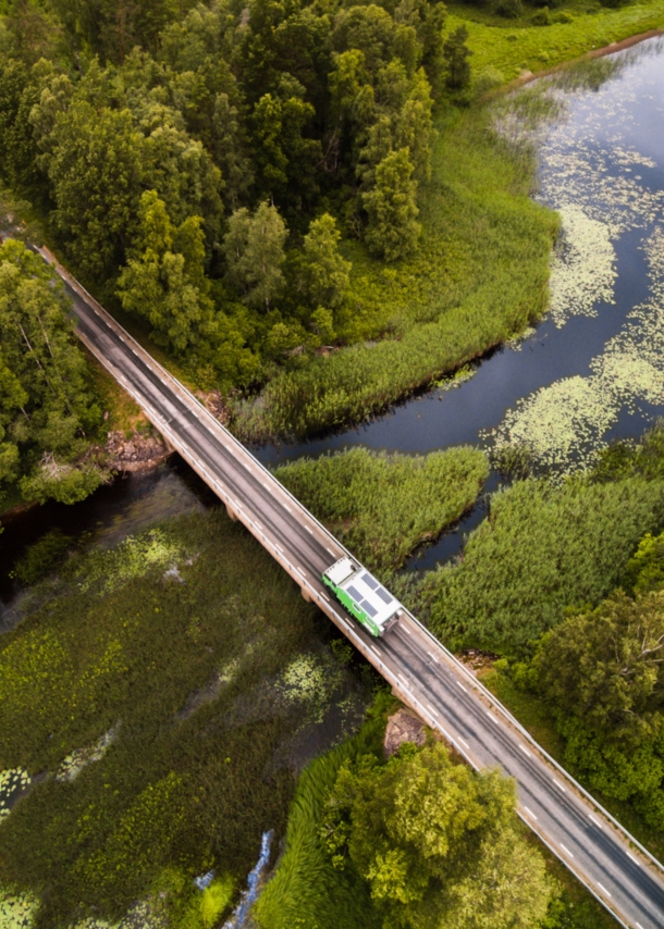 Luftbild einer Straße mit Wohnmobil