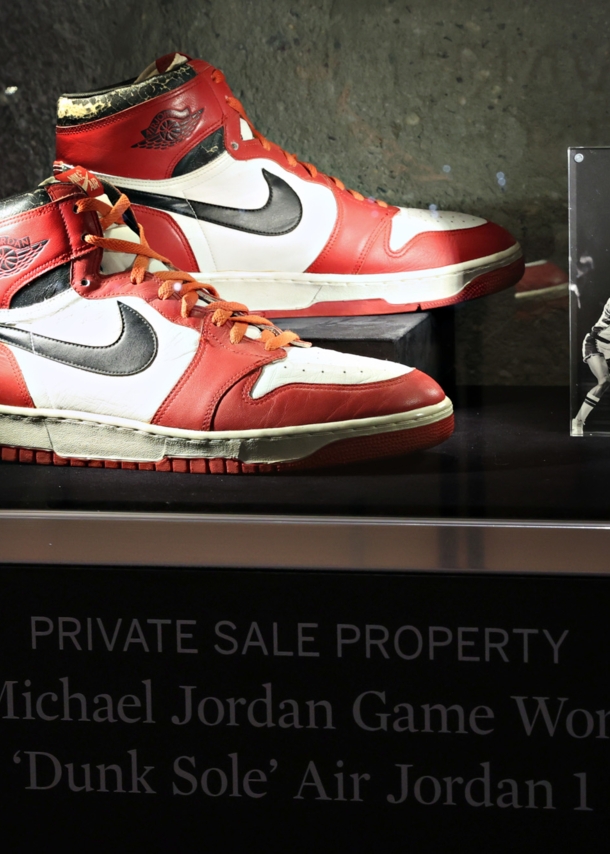 Sneaker, die von Michael Jordan in einem Basketballspiel getragen wurden und bei Sotheby’s versteigert wurden