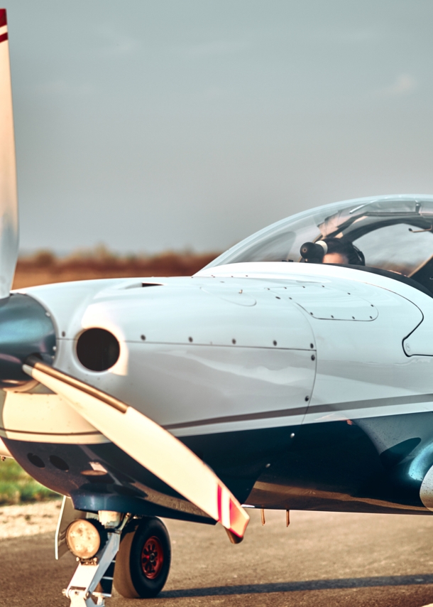 Zwei Personen in einem Ultraleichtflugzeug kurz vor dem Abflug