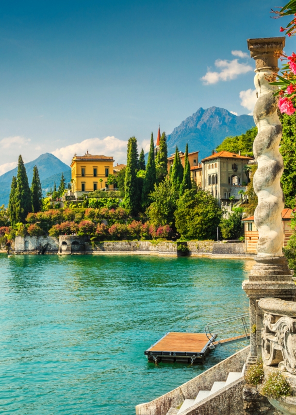 Berühmte Luxusvilla in Varenna am Comer See inmitten eines atemberaubenden botanischen Gartens mit mediterranen Oleanderblüten