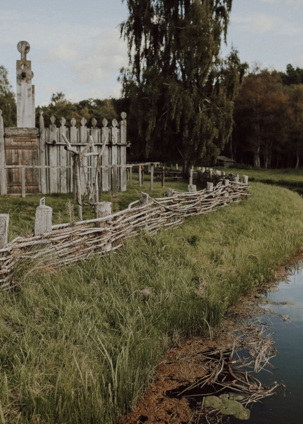 Blick auf ein Museum am Wasser