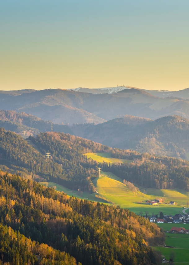 Blick über eine morgendliche Berglandschaft