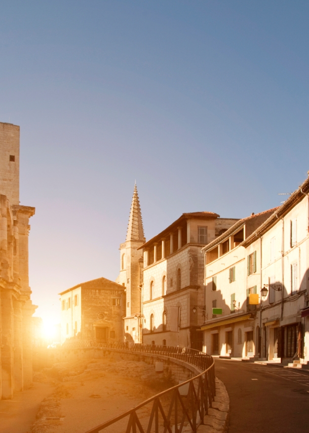 Straßenansicht mit Amphitheater in Arles bei Sonnenuntergang