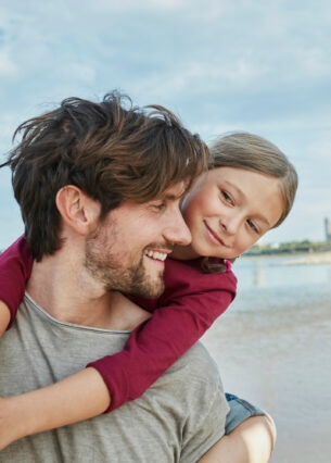 Vater und Tochter am Ufer des Rheins