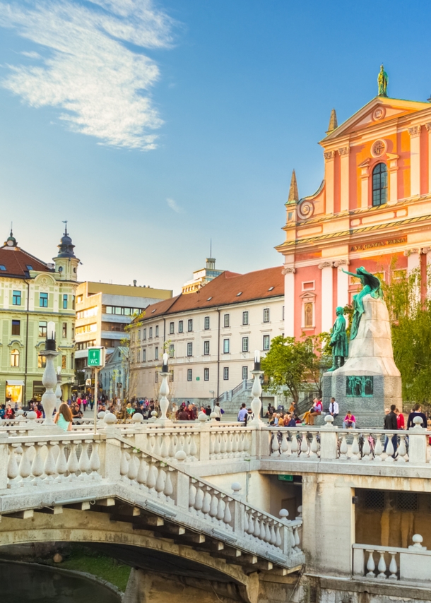 Blick auf mehrere Sehenswürdigkeiten und bunte Gebäude in Ljubljana.