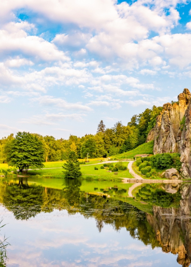 Blick auf eine sommerliche Landschaft mit Wasser