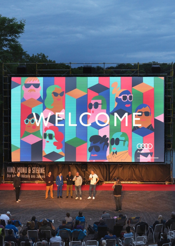 Open-Air-Kino an einem See mit Publikum