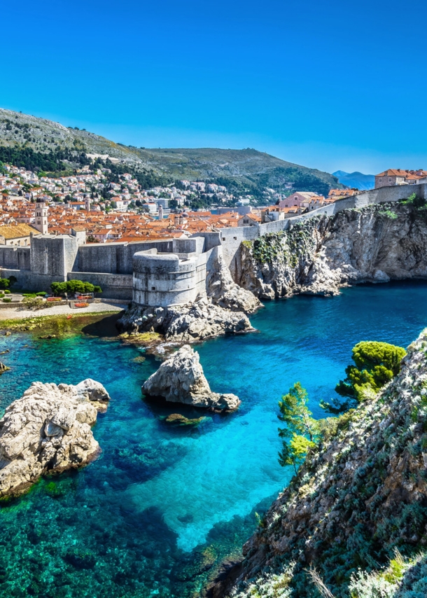 Panorama der Altstadt von Dubrovnik mit Festungsmauer