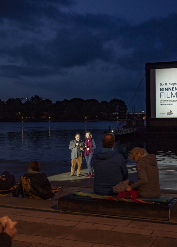 Eine Leinwand auf dem Wasser