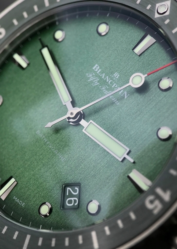 Detailaufnahme einer Blancpain Fifty Fathoms Bathyscaphe mit grünem Ziffernblatt