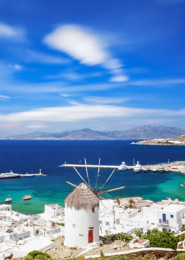 Panorama der Stadt Mykonos mit weißen Häusern am Meer