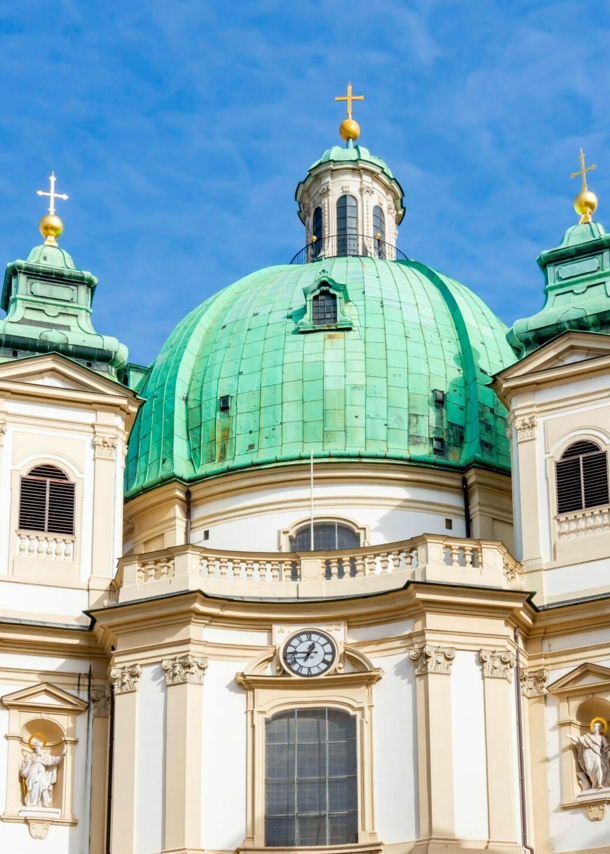 Kuppel der Peterskirche mit Gründerzeitfassaden im Vordergrund